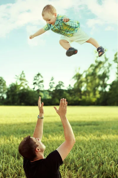 Vater spielt mit seinem Sohn — Stockfoto