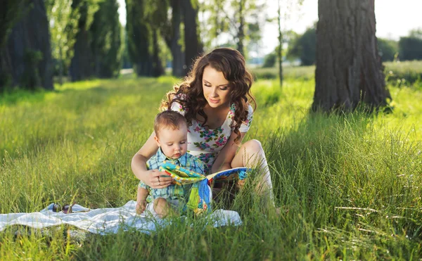 Mãe lendo contos de fadas para a criança — Fotografia de Stock