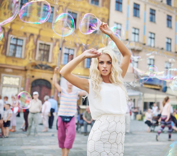 Attrayant jeune femme posant avec des bulles — Photo