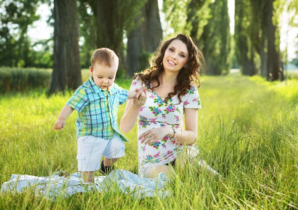 Jolie mère jouant avec son fils sur la couverture — Photo