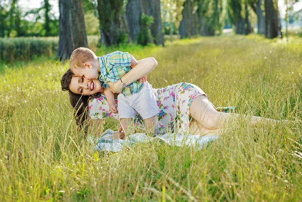 Parkta mutlu bir aile portresi — Stok fotoğraf