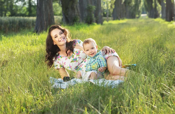 Adorável mãe realxing com seu bebê bonito Imagens Royalty-Free