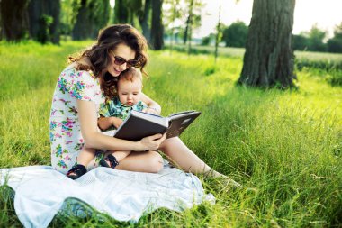 Esmer anne çocuğu için bir peri masalı okuma