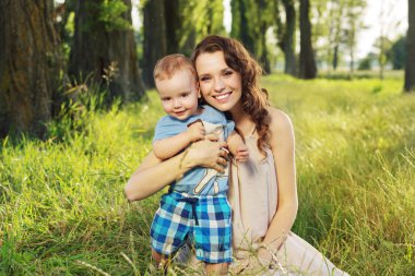 Hamile anne çocuğuyla birlikte oynarken