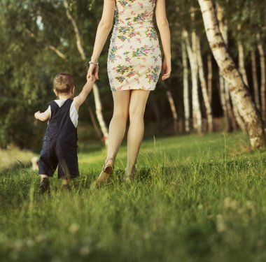 Hamile anne çocuğuyla birlikte oynarken