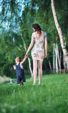 Hamile anne çocuğuyla birlikte oynarken