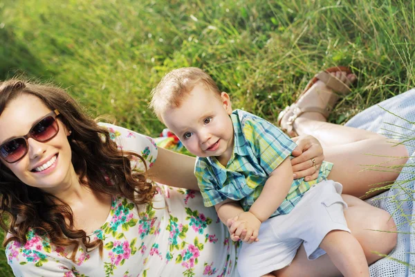 Mooie vrouw met haar schattige zoon — Stockfoto