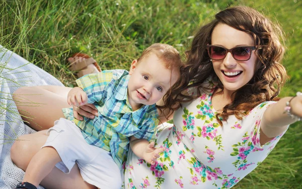 Mulher com sorriso fabuloso e seu filho bonito — Fotografia de Stock