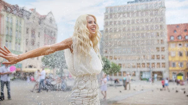 Mulher dançando na chuva — Fotografia de Stock