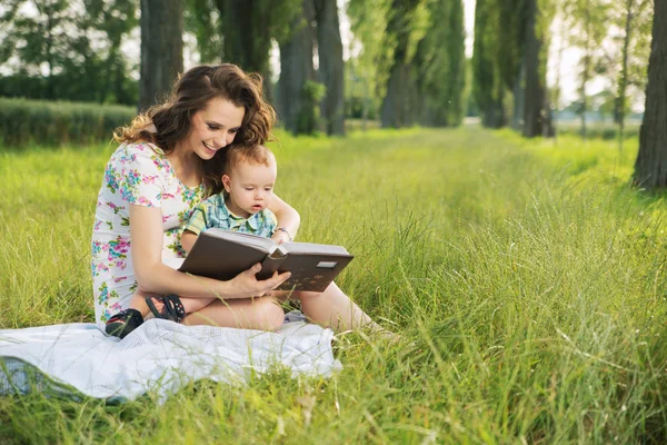 Brunett mamma läser sagor för sitt barn — Stockfoto