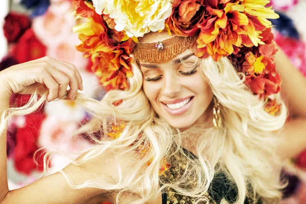 Mooie lachende vrouw met een heleboel bloemen — Stockfoto
