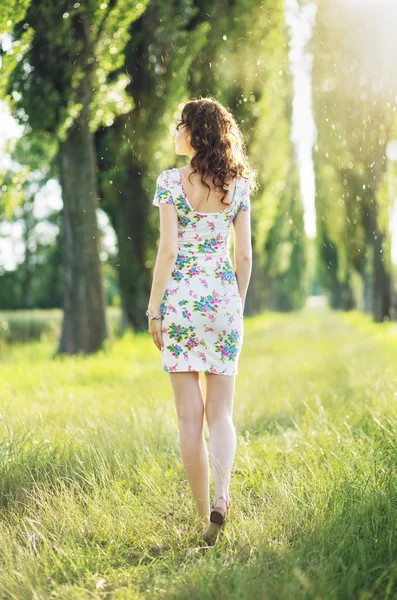 Imagem apresentando a mulher caminhando entre as árvores — Fotografia de Stock