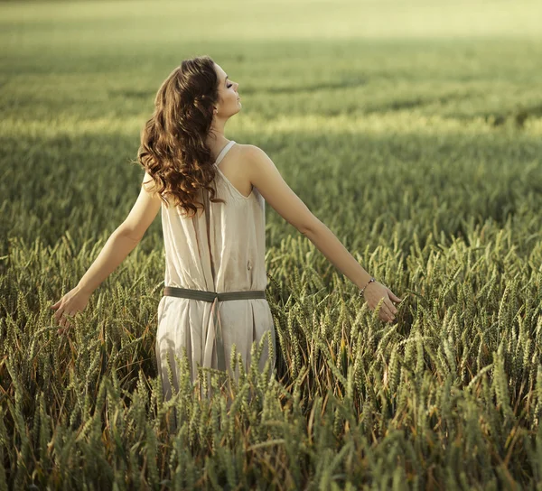 Vrouw lopen onder granen — Stockfoto