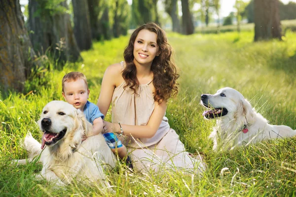 Famiglia con animali domestici — Foto Stock