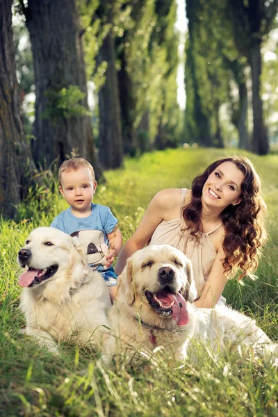 Familj med husdjur — Stockfoto