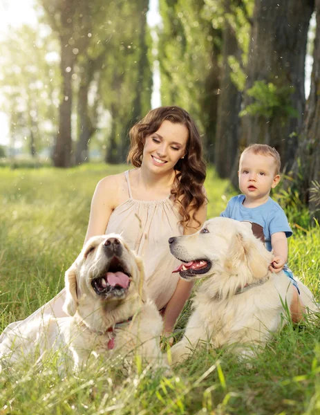 Famille avec animaux domestiques — Photo