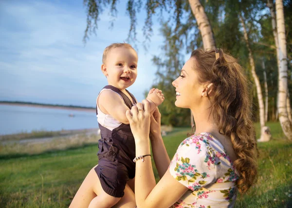Zwangere moeder spelen met haar kind — Stockfoto