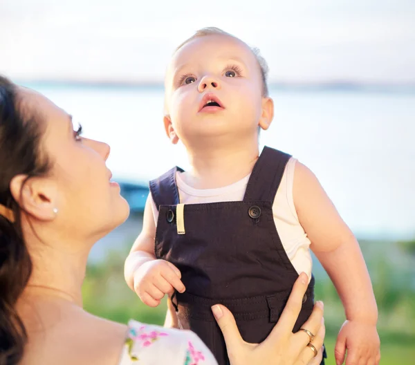 Mãe grávida brincando com seu filho — Fotografia de Stock