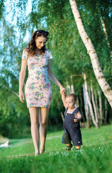 Mãe grávida brincando com seu filho — Fotografia de Stock