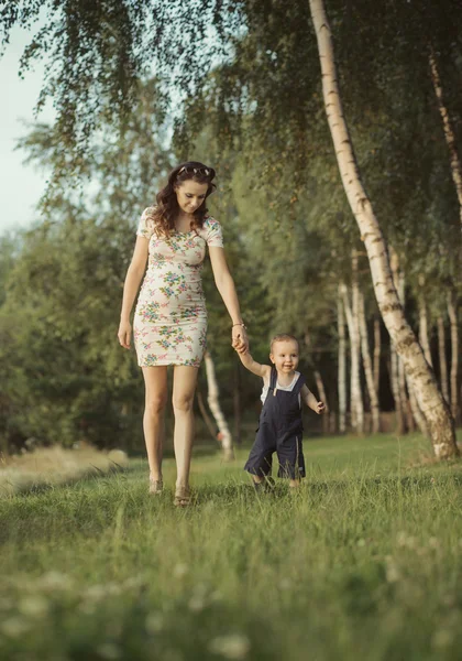 Mãe grávida brincando com seu filho — Fotografia de Stock