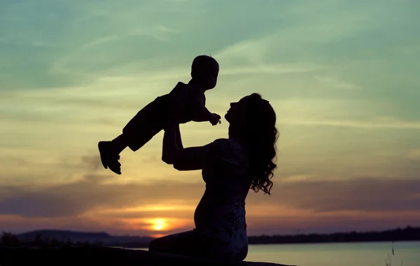 Mère enceinte jouant avec son enfant — Photo