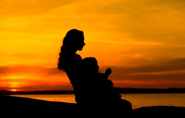 母亲和孩子看着日落 — 图库照片