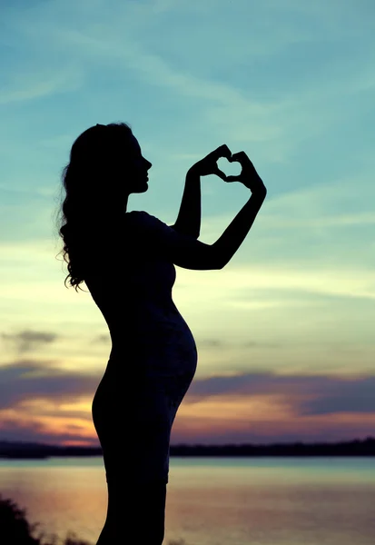 Mujer Prgenant haciendo el signo del corazón —  Fotos de Stock