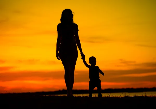 Atractiva madre joven en la caminata con el niño — Foto de Stock