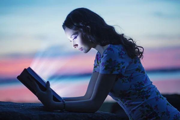 Mulher lendo um livro interessante — Fotografia de Stock