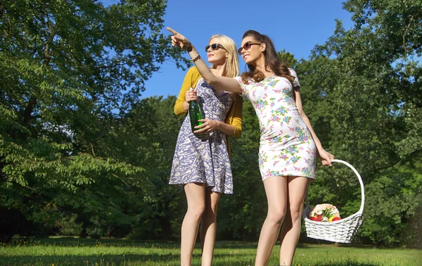 Duas senhoras alegres vestindo óculos de sol de madeira na moda — Fotografia de Stock