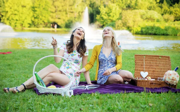 Retrato de las mujeres riendo sentadas en la manta púrpura —  Fotos de Stock