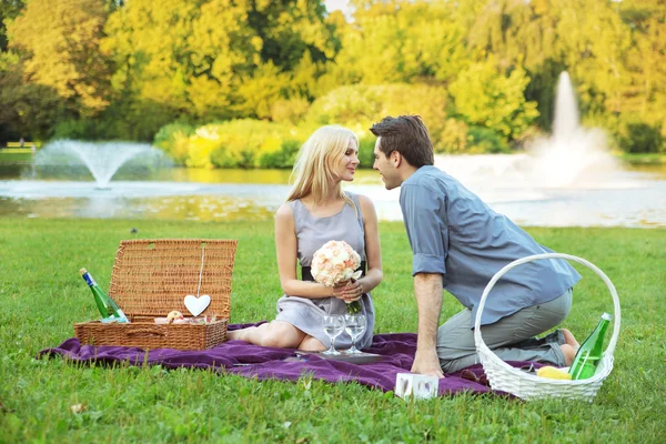 Hombre guapo besando a su esposa — Foto de Stock