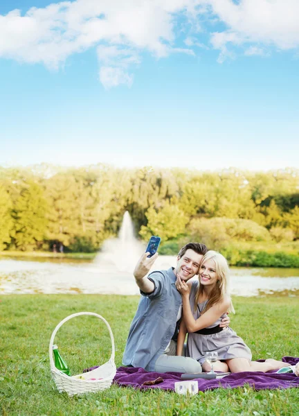 Pár, takže selfie během pikniku — Stock fotografie