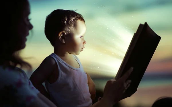 Mãe lendo para seu filho — Fotografia de Stock