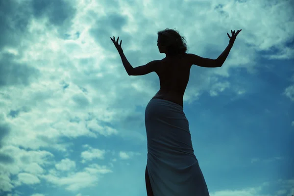 Mezza nuda donna posa sopra il cielo blu Fotografia Stock