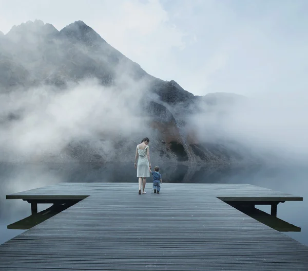 Conceptuele foto van de moeder met kind in wandelen op de pier — Stockfoto