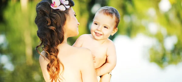 Bruneta dáma její dítě — Stock fotografie