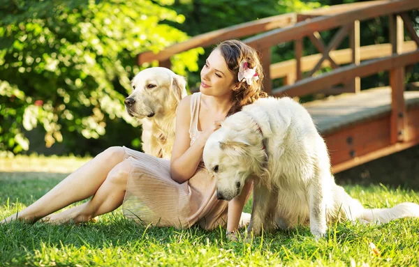Mulher atraente com dois cães — Fotografia de Stock