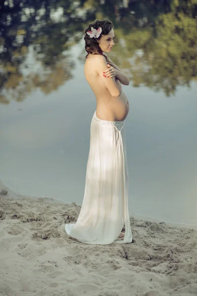 Έγκυος νύμφη realxing από τη λίμνη Φωτογραφία Αρχείου