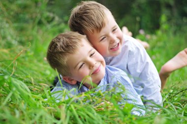 İki neşeli kardeş portresi