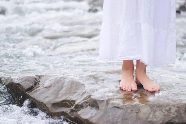 Fille tremper pieds dans ruisseau — Photo