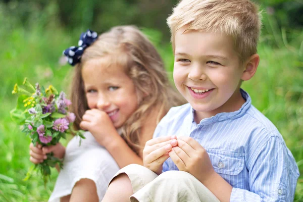 Retrato de crianças bonitos com flores — Fotografia de Stock
