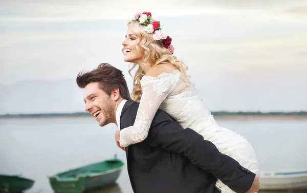 Marido feliz carregando sua esposa — Fotografia de Stock