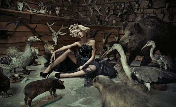 Lockande kvinna med vilda djur — Stockfoto