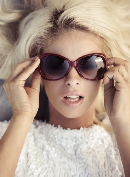 Fine portrait of the woman putting on the sunglasses — Stock Photo, Image