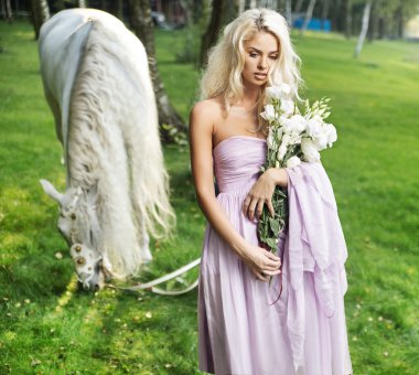 Sakin bayanla at ve buket çiçek