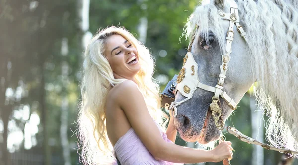 At fotoğraflarını kadın gülüyor