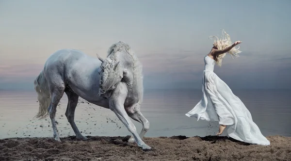 Foto d'arte della donna con cavallo forte — Foto Stock