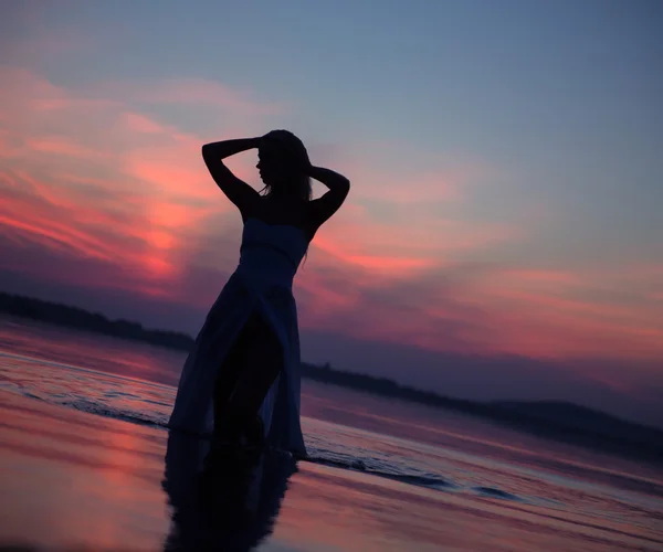 Frauensilhouette im Wasser — Stockfoto