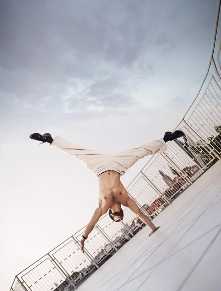 Kaslı adam zor egzersizleri yapıyor